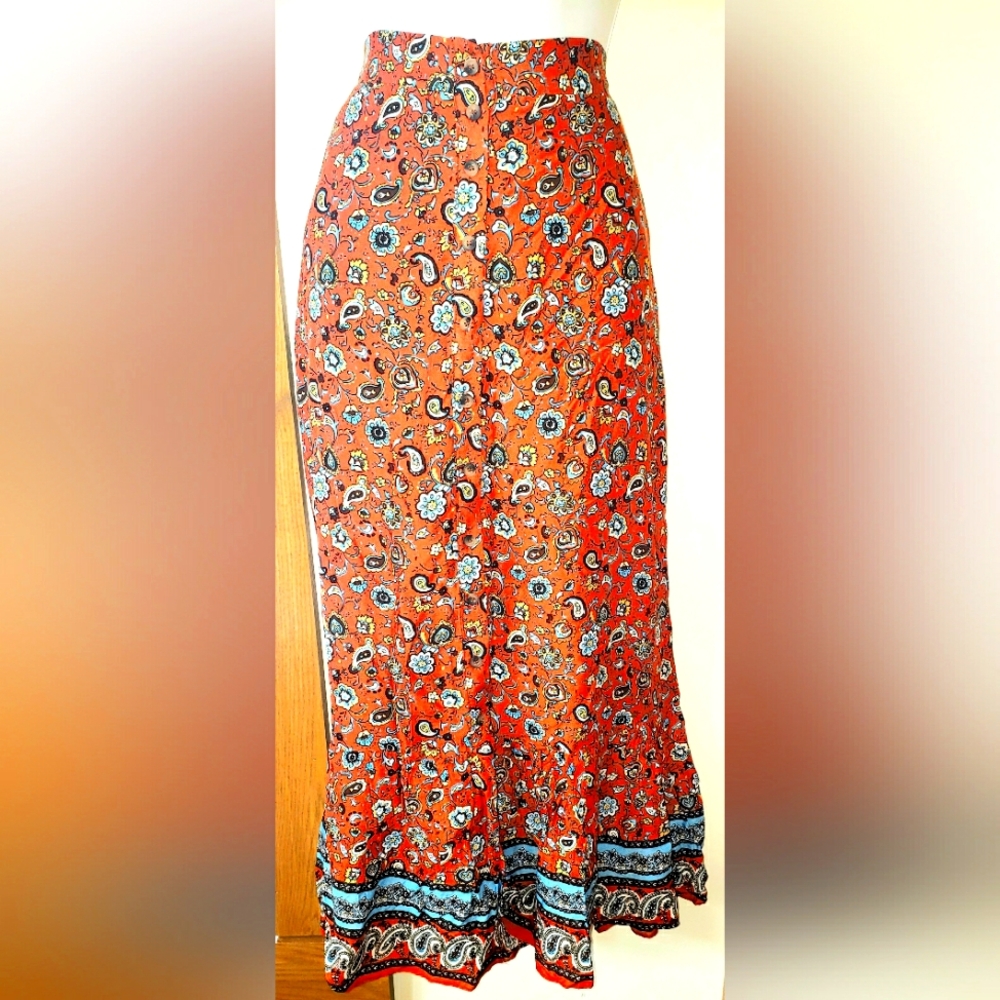 Davi & Dani Boutique Skirt NWT  Beautiful in lightweight soft fabric. Size S 4